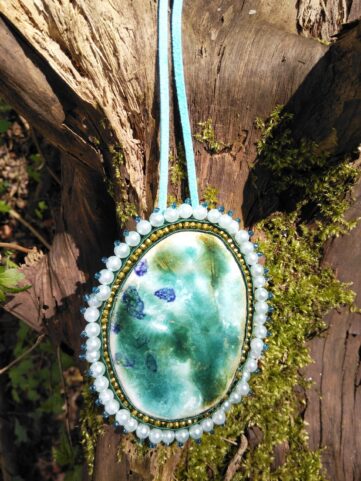 Pendant with ceramic